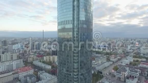 飞越摩天大楼和非常美丽的城市景色俄罗斯大大厦摩天大楼空中勘测现代的视频的预览图