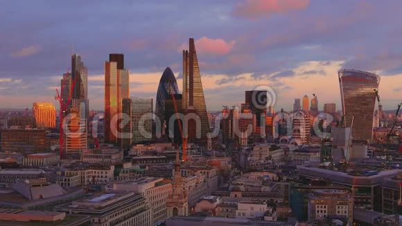 晚上令人惊叹的伦敦摩天大楼视频的预览图