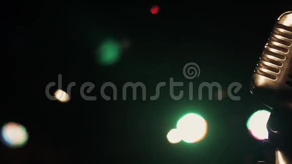 音乐会金属闪光麦克风停留在舞台上的空俱乐部绿色聚光灯视频的预览图
