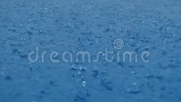 重滴拍打干净的蓝色水下雨了视频的预览图