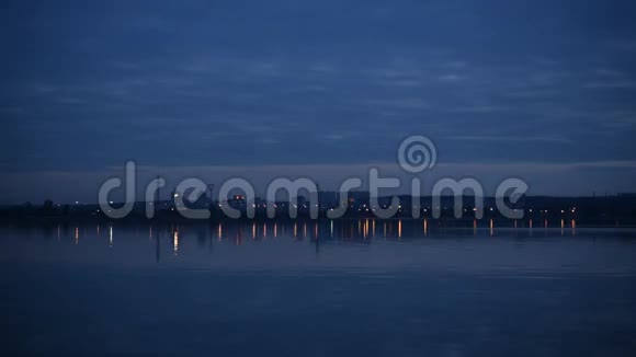 夜晚城市的灯光在水中反射视频的预览图