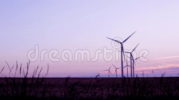 美丽的夕阳下乡村的风力涡轮机视频的预览图