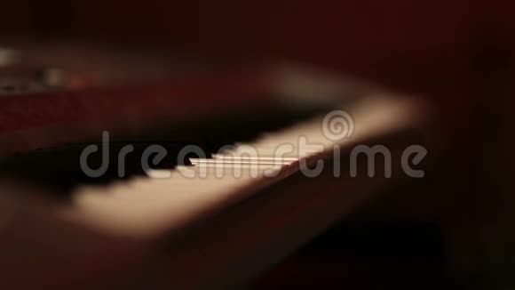 音乐家手在钢琴键盘上视频的预览图