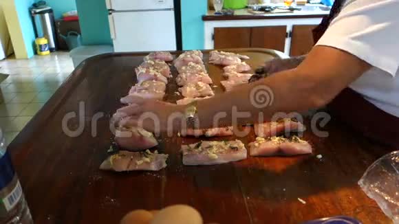 一个厨师调味新鲜的玛希玛希视频的预览图