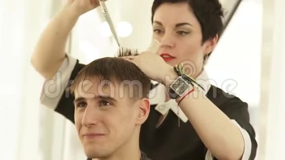 男理发店理发剪及梳子理发师用美发做发型视频的预览图