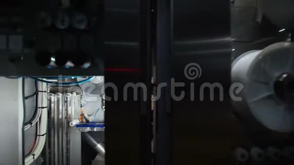工厂果汁生产瓶子的输送器视频的预览图