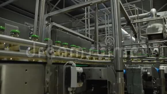 工厂果汁生产瓶子的输送器视频的预览图