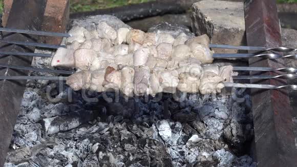 在复古的花园壁炉上在烟熏火燎上烤出新鲜多汁的肉4K视频的预览图