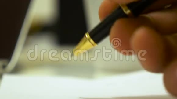 雄手开始用圆珠笔宏拍在纸上写下一篇课文视频的预览图