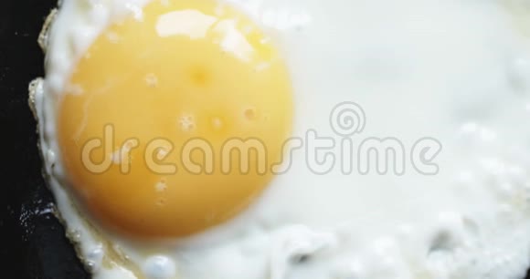 热锅上的鸡蛋视频的预览图