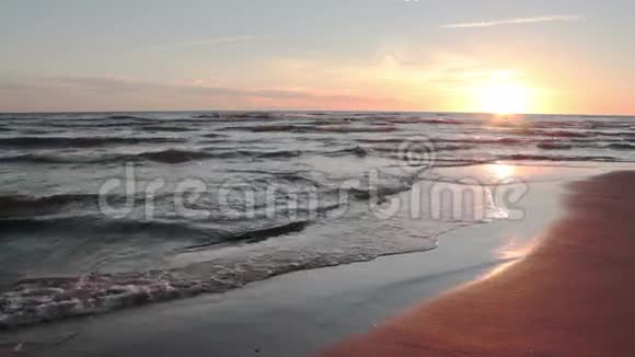 日落于海浪视频的预览图