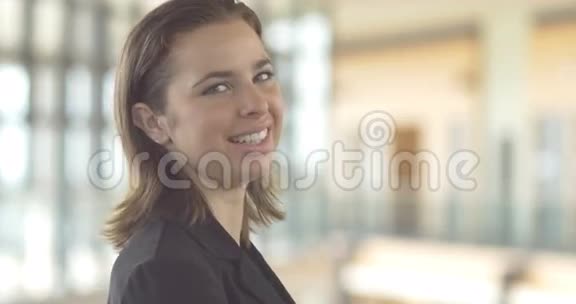 结束微笑职业企业女性肖像视频的预览图