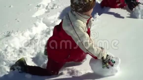快乐的一家人在冬天的雪山上玩得很开心妈妈和她的两个孩子扔雪球视频的预览图