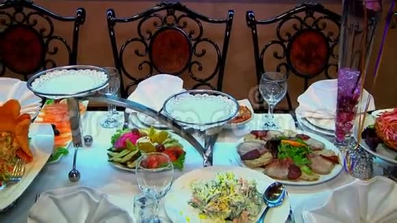 在婚宴上摆场地的镜头长餐桌上的食物和饮料盘子和酒杯视频的预览图