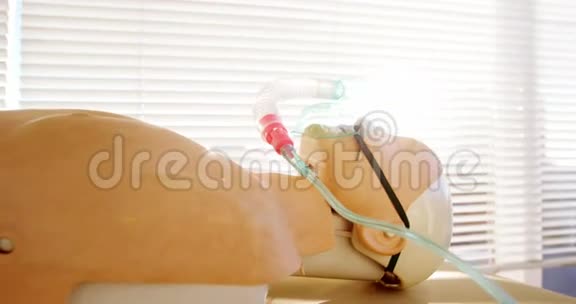 假病人戴氧气面罩模拟人体模型视频的预览图