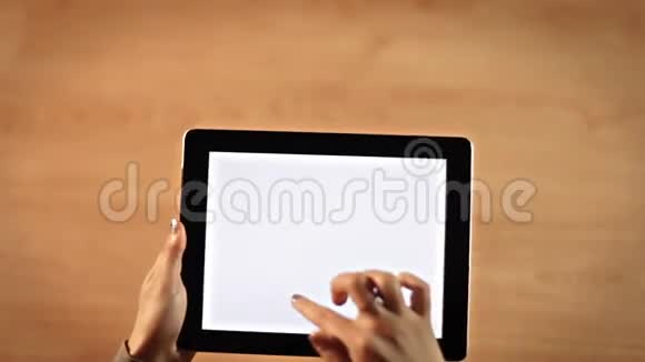 上图中女性手在写一封数字平板电脑的信视频的预览图