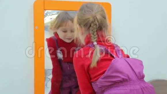 穿着扭曲的镜子看着自己的女孩视频的预览图