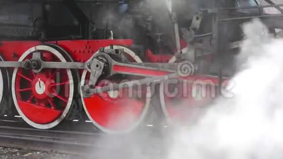 旧的机车车轮关闭蒸汽机车的细节侧轮廓视图车轮棒视频的预览图