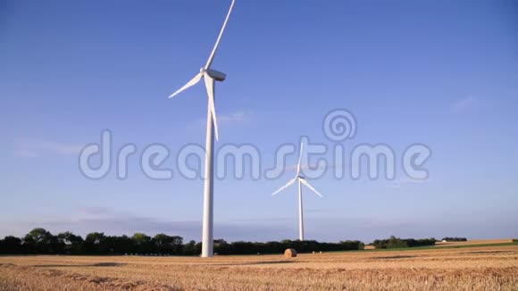 美丽的夕阳下乡村的风力涡轮机视频的预览图