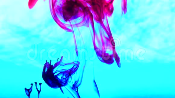 墨水在水里彩色墨水在水中的反应产生了抽象的云状物视频的预览图
