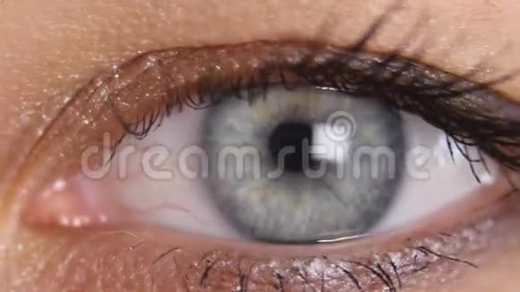 人眼虹膜收缩极端接近视频的预览图