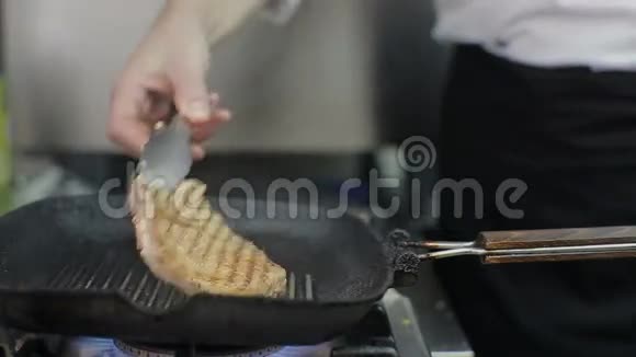 厨师正在烤架上烤牛排视频的预览图