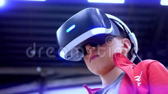那个戴着虚拟现实眼镜的男孩在玩视频的预览图