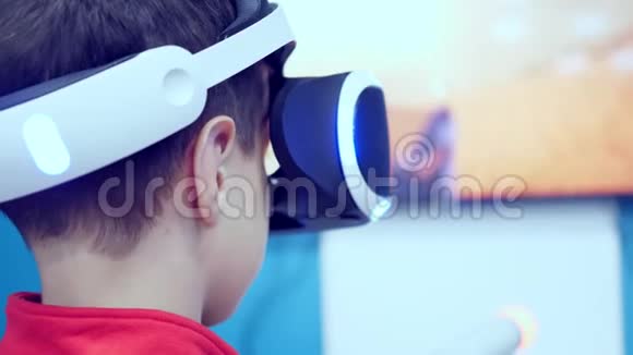 那个戴着虚拟现实眼镜的男孩在玩视频的预览图