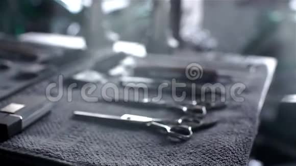 理发店里的工具剪刀梳子和剃须刀视频的预览图