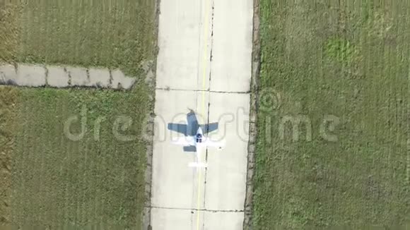 小飞机从上面沿跑道方向移动视频的预览图