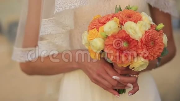 新娘紧紧抱着一束明亮的菊花视频的预览图