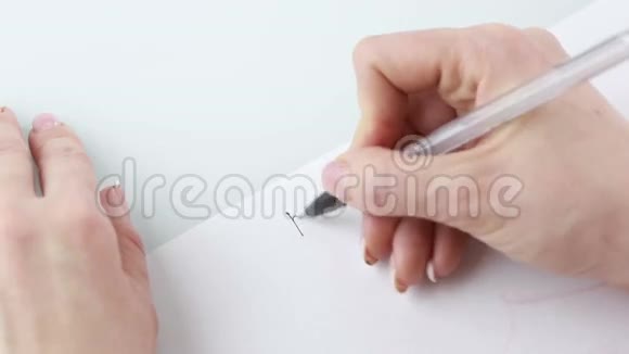 写女人的手在白色的背景上女人在报纸上写商业计划视频的预览图