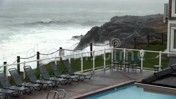 带海浪冲击海岸的室外游泳池视频的预览图