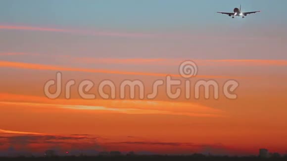 飞机在黎明时分逼近视频的预览图