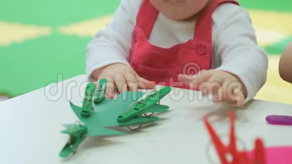 两岁的女婴玩玩具视频的预览图