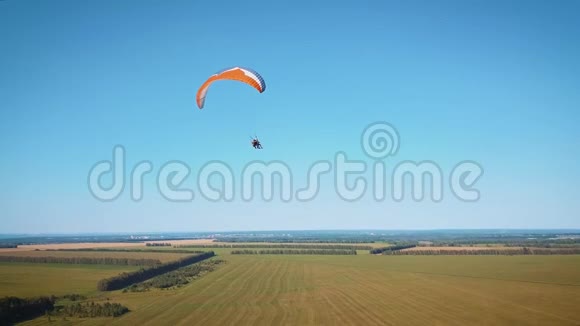 滑翔伞空中滑翔伞极端的生活一个人在滑翔伞上飞行视频的预览图