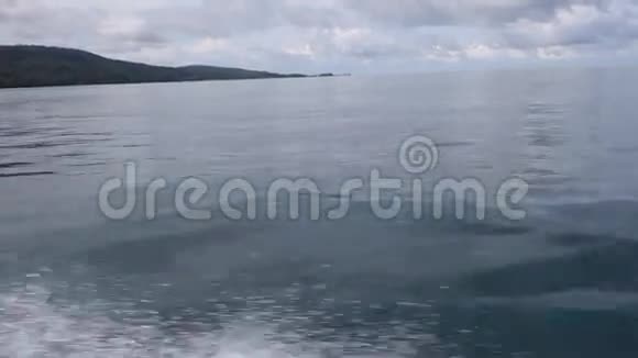 乘风破浪蓝天白云在泰国克拉比航行的快艇视频的预览图