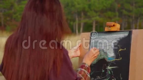 一个长着棕色头发的女人视频的预览图