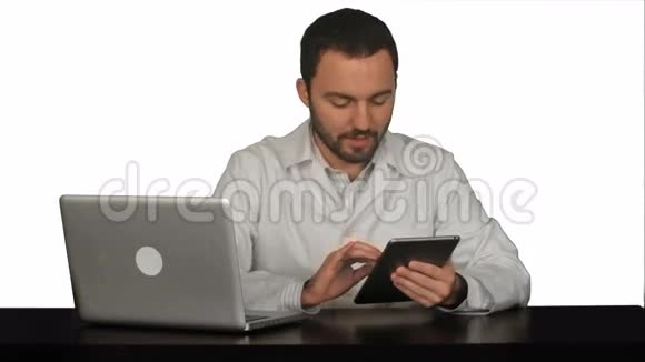 男医生拿着数码平板电脑说话视频的预览图