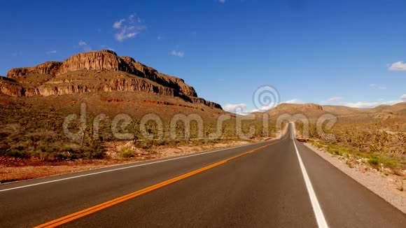 长而空的道路在美国西南部内华达州在4K视频的预览图