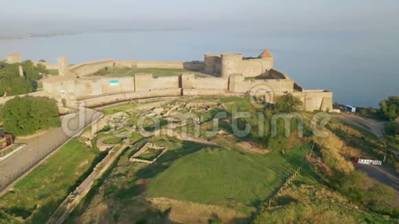 乌克兰日出时比利时德涅斯特旧堡垒的鸟瞰图视频的预览图