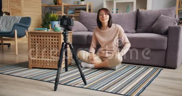 情绪激动的年轻女性vlogger在家为网络vlog录制视频视频的预览图