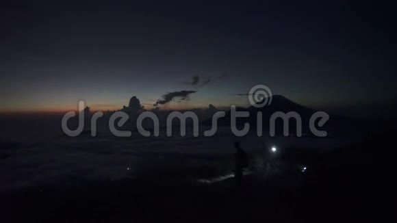 巴厘岛日出时的活火山视频的预览图