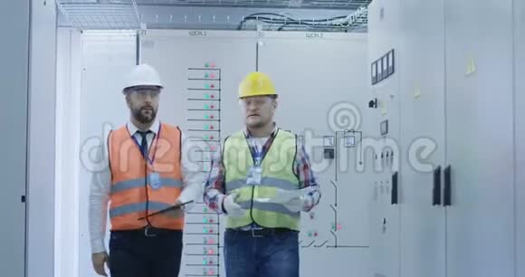 从事车站电气设备工作的工程师视频的预览图