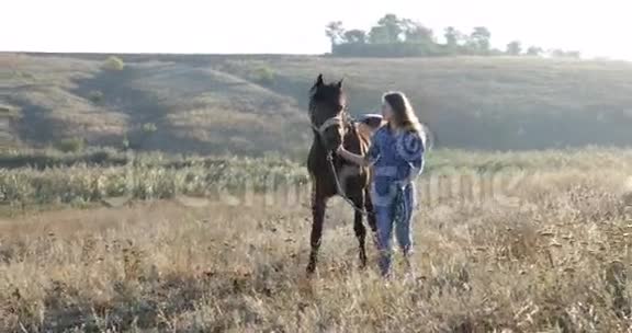 女人牵马走田野日出牛仔农村视频的预览图