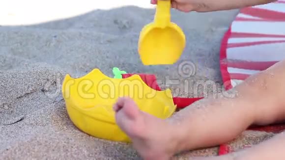孩子在沙滩上玩耍视频的预览图