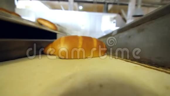 传送带上装满了新鲜面包面包制作过程视频的预览图