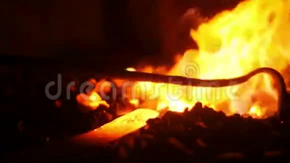 铁匠用燃烧的热锻造法视频的预览图