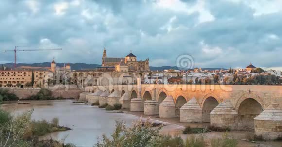 PuenteRomano桥和Cordoba清真寺视频的预览图