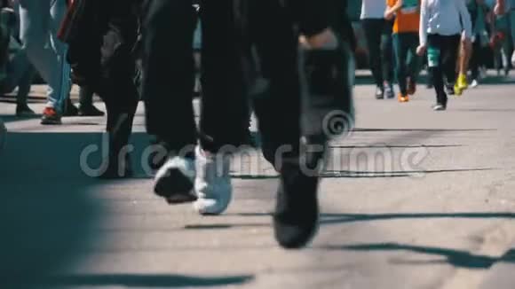 群众和运动员的腿在城市的道路上奔跑视频的预览图